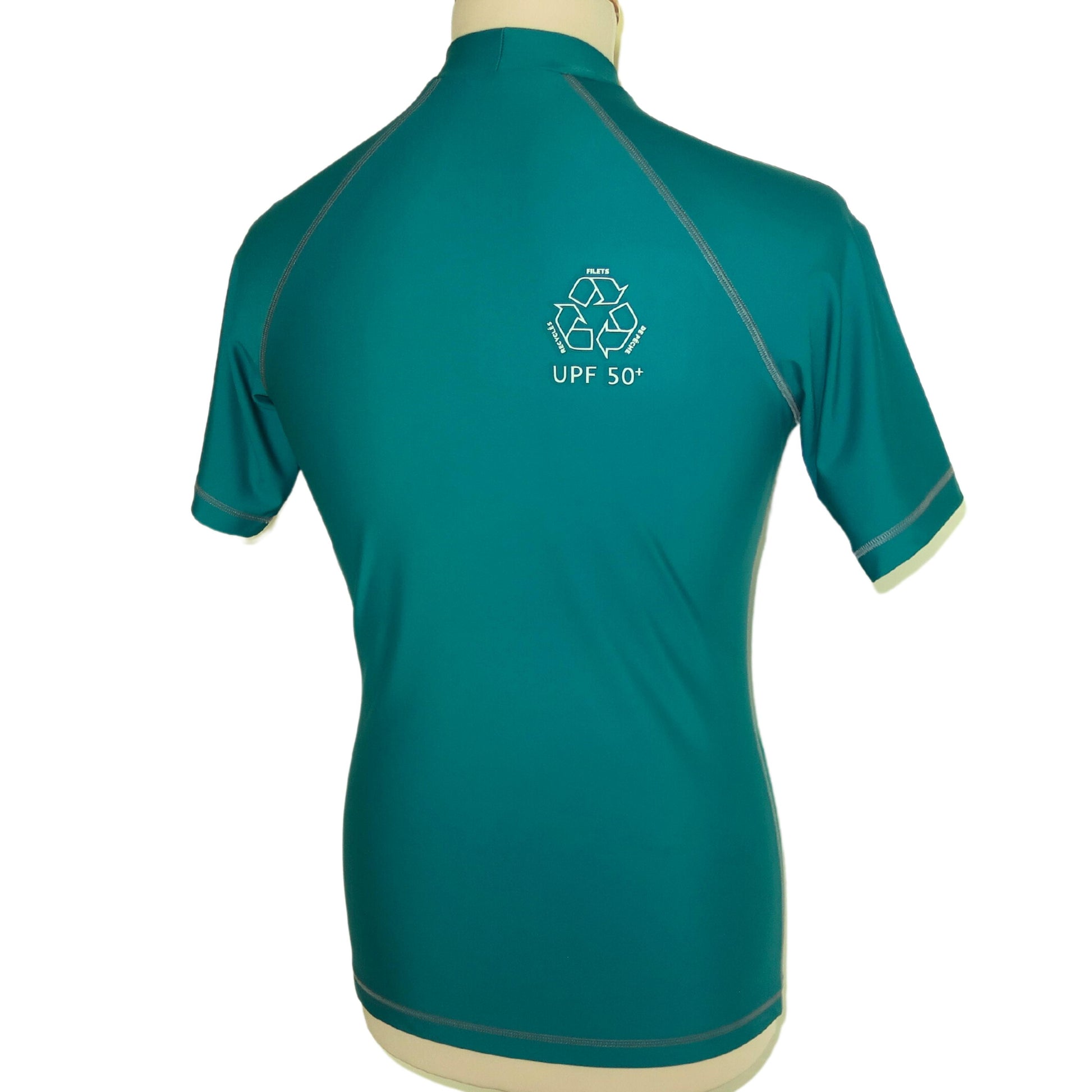 rashguard lycra anti-uv homme manches courtes vert certifié UPF50+ sans additif chimique Made in France à partir de filets de pêche recyclés et autres déchets marins ECONYL fabriqué en France durable écolo, top, maillot, tee-shirt vert protection solaire maximale dos