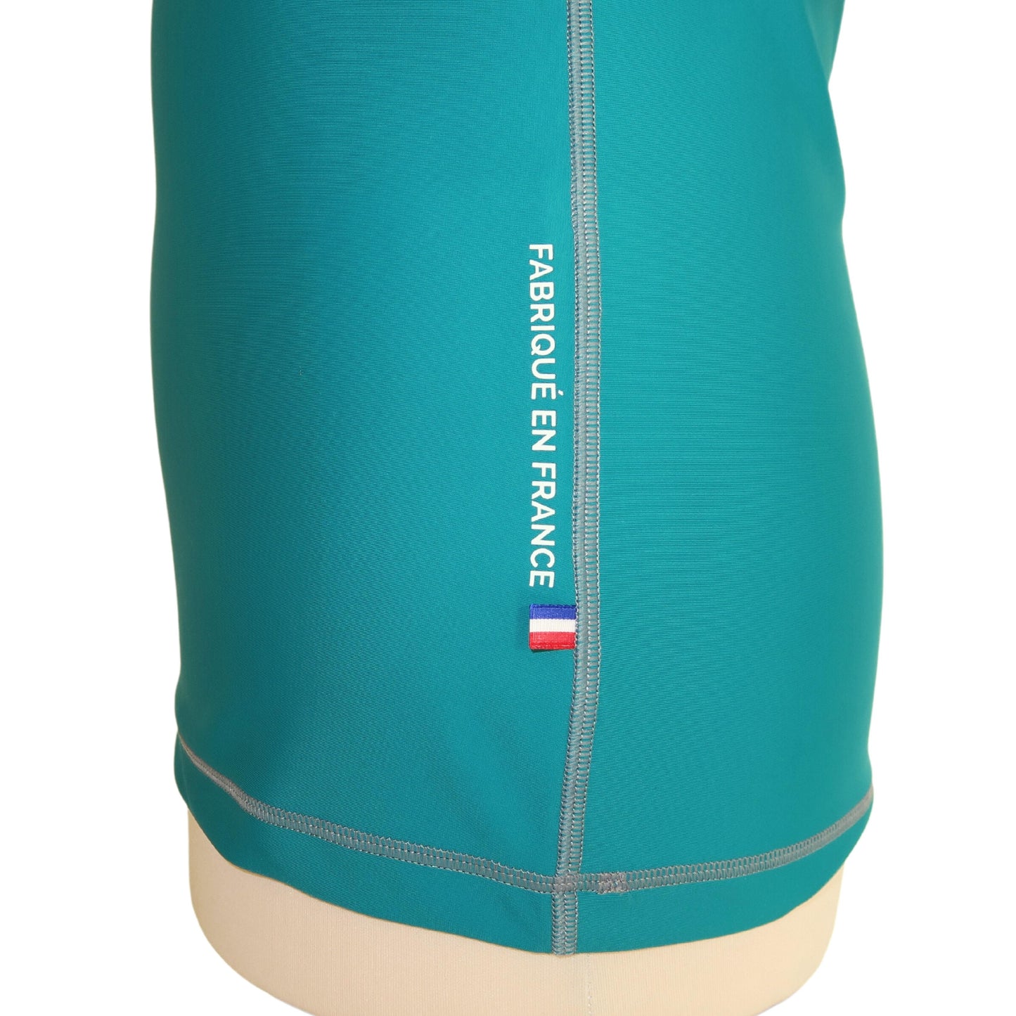rashguard lycra anti-uv homme manches courtes vert certifié UPF50+ sans additif chimique Made in France à partir de filets de pêche recyclés et autres déchets marins ECONYL fabriqué en France durable écolo, top, maillot, tee-shirt vert drapeau tricolore fait main