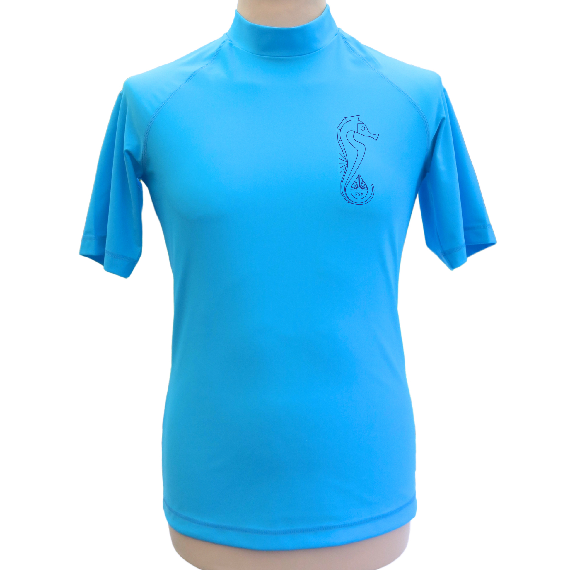Lycra_homme_MC_bleu_ciel_made_in_France_UPF50_F2M top tee-shirt anti uv manches courtes rashguard filets de peche recyclés protection solaire maximale UPF50+ sans additif chimique ecolo durable sustainable eco responsable top ts maillot hippocampe seahorse azur soleil eaux tropicales snorkling diving