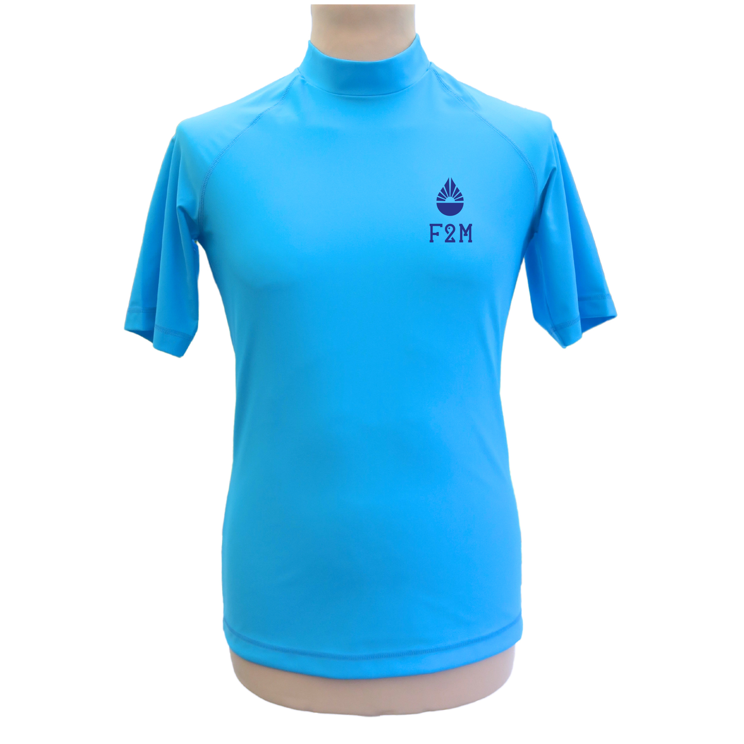 Lycra_homme_MC_bleu_ciel_made_in_France_UPF50_F2M top tee-shirt anti uv manches courtes rashguard filets de peche recyclés protection solaire maximale UPF50+ sans additif chimique ecolo durable sustainable eco responsable logo coeur