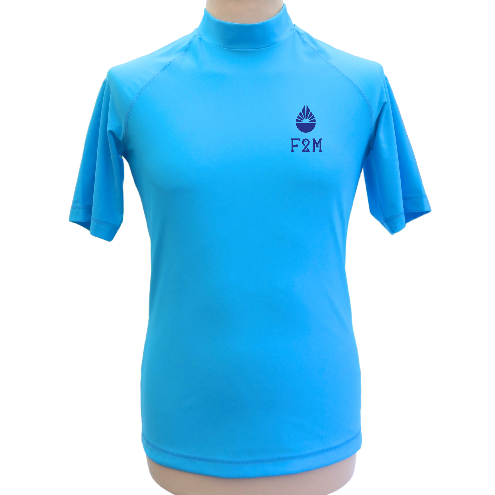 Lycra_homme_MC_bleu_ciel_made_in_France_UPF50_F2M top tee-shirt anti uv manches courtes rashguard filets de peche recyclés protection solaire maximale UPF50+ sans additif chimique ecolo durable sustainable eco responsable top ts maillot logo coeur