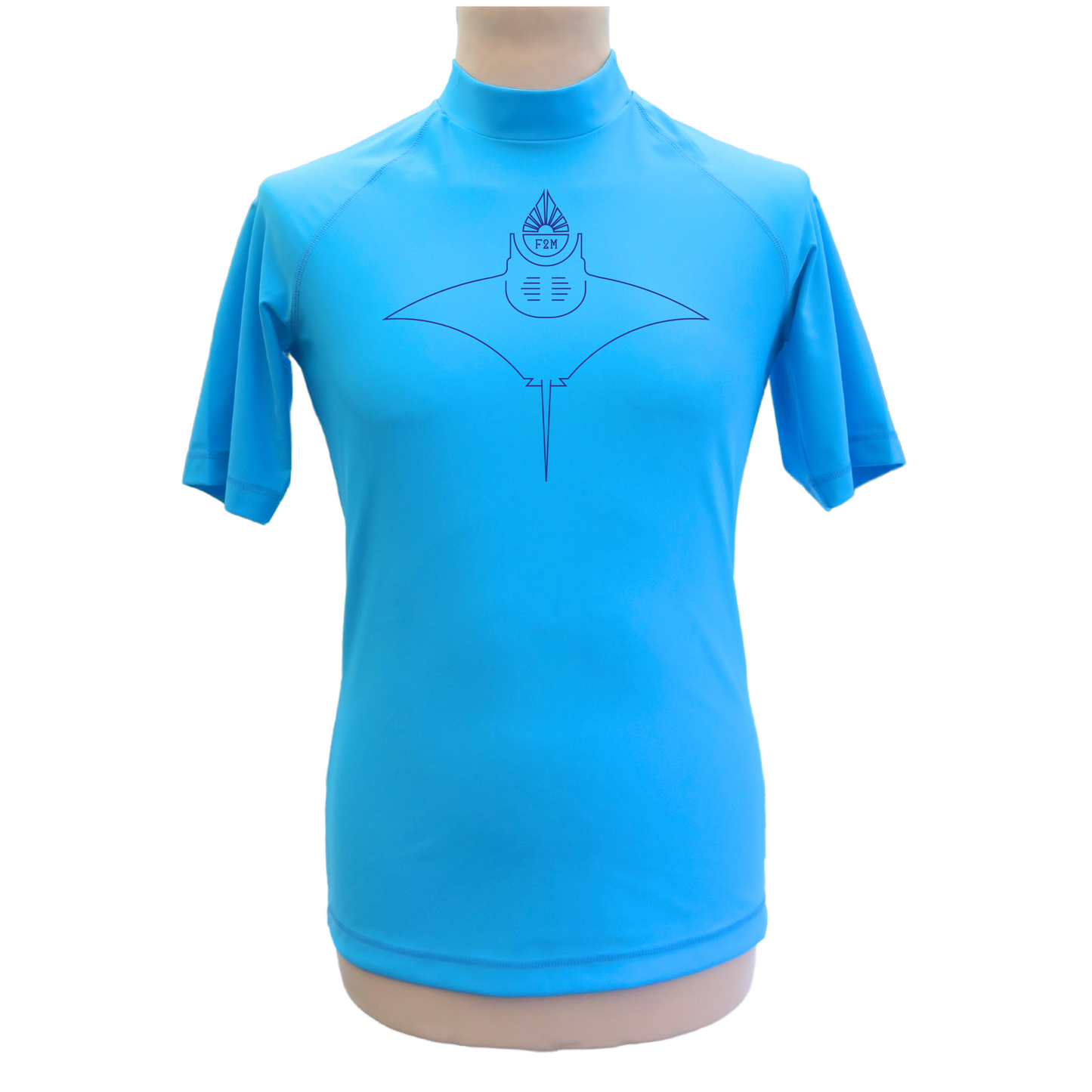 Lycra_homme_MC_bleu_ciel_made_in_France_UPF50_F2M top tee-shirt anti uv manches courtes rashguard filets de peche recyclés protection solaire maximale UPF50+ sans additif chimique ecolo durable sustainable eco responsable ghostnets uocyclé manta ray