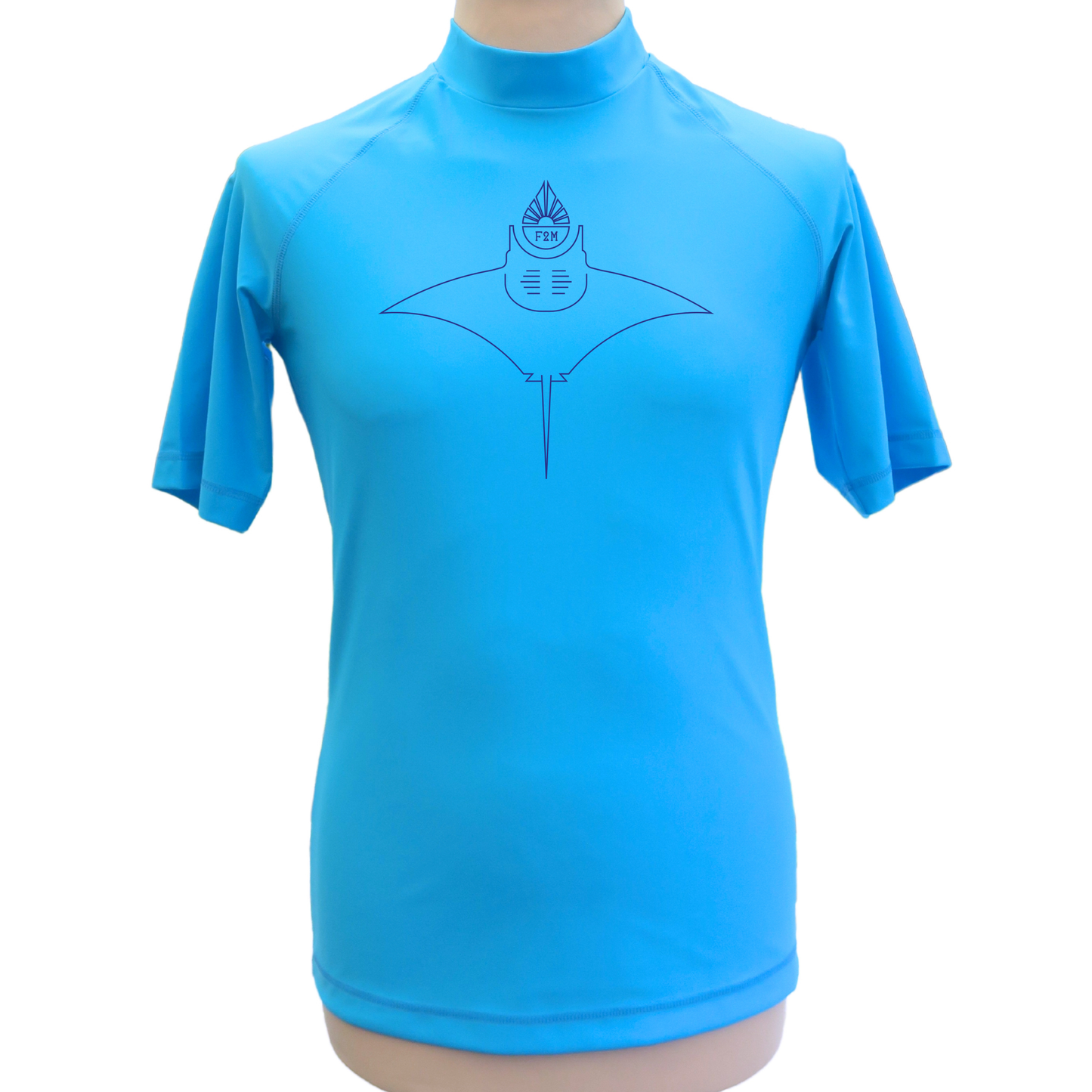 Lycra_homme_MC_bleu_ciel_made_in_France_UPF50_F2M top tee-shirt anti uv manches courtes rashguard filets de peche recyclés protection solaire maximale UPF50+ sans additif chimique ecolo durable sustainable eco responsable top ts maillot raie manta manches courtes azur