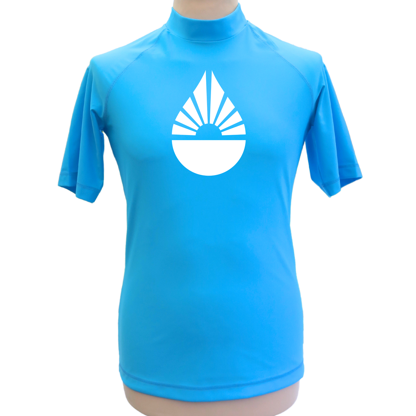Lycra_homme_MC_bleu_ciel_made_in_France_UPF50_F2M top tee-shirt anti uv manches courtes rashguard filets de peche recyclés protection solaire maximale UPF50+ sans additif chimique ecolo durable sustainable eco responsable top ts maillot goutte torse ciel vacances soleil plage plongée