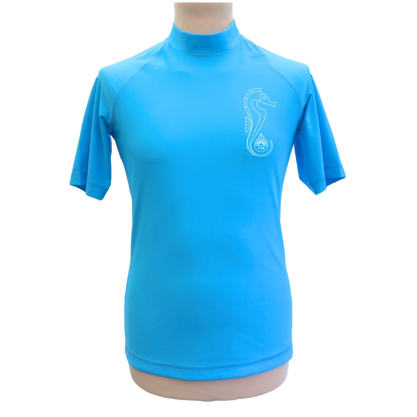 Lycra_homme_MC_bleu_ciel_made_in_France_UPF50_seahorse hippocampe_F2M top tee-shirt anti uv manches courtes rashguard protection solaire ecologique responsable durable filets de peche recyclés fabriqué en france