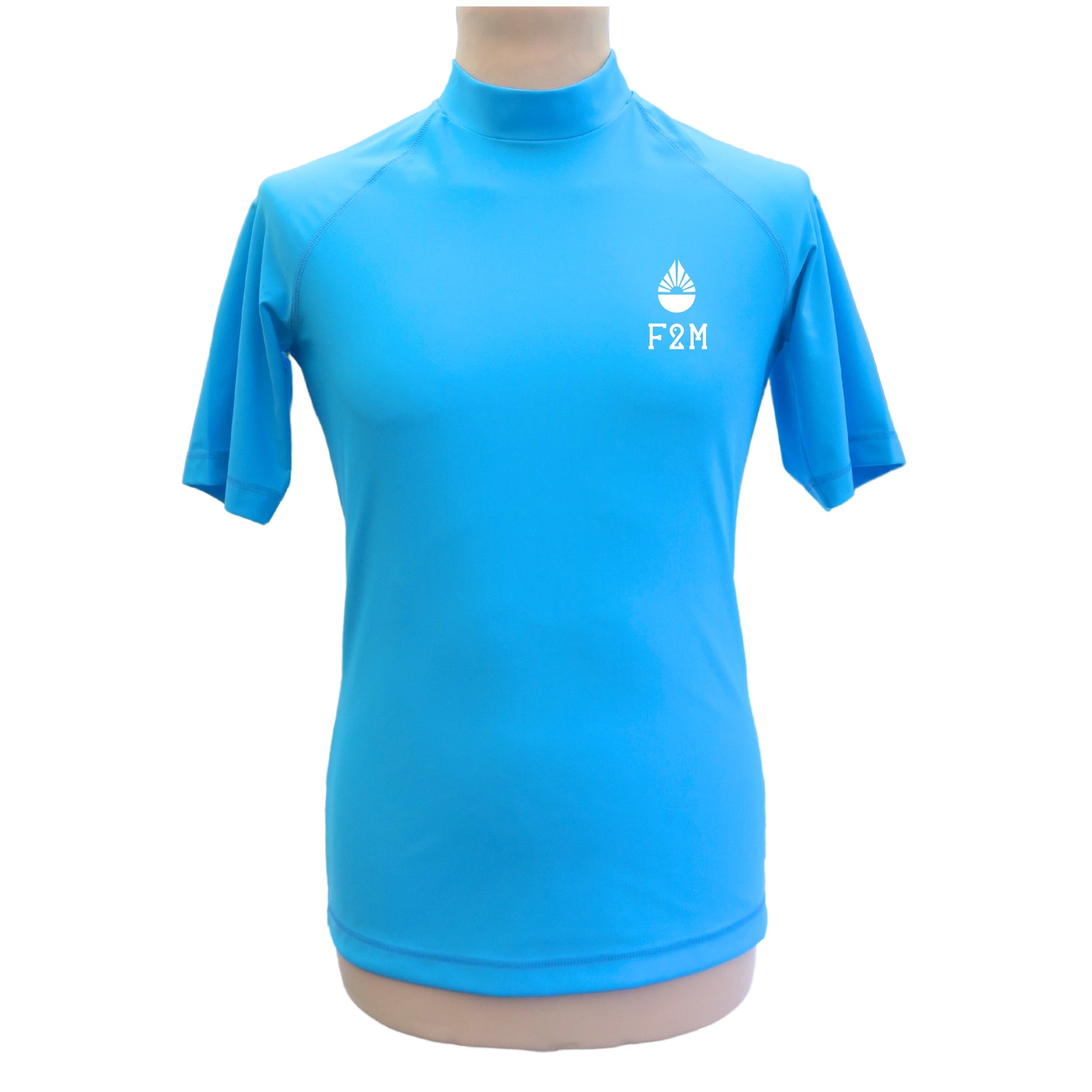 Lycra_homme_MC_bleu_ciel_made_in_France_UPF50_goutte_F2M top tee-shirt anti uv manches courtes rashguard marque engagée pour la portetcion des fons marine, votre achat participe à planter des coraux, conservation des oceáns collecte des filets de peche recyclage upcycling