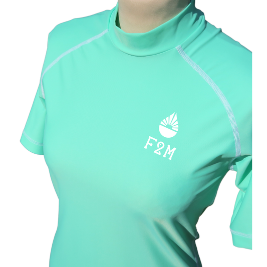 rashguard lycra anti uv femme manches courtes vert d'eau fabriqué en France UPF50+ Made in France avec des filets de pêche recyclés, écolo, durable, top maillot tee-shirt eco responsable F2M coupe moulante tuba snorkling vacances plage soleil protection solaire maximale
