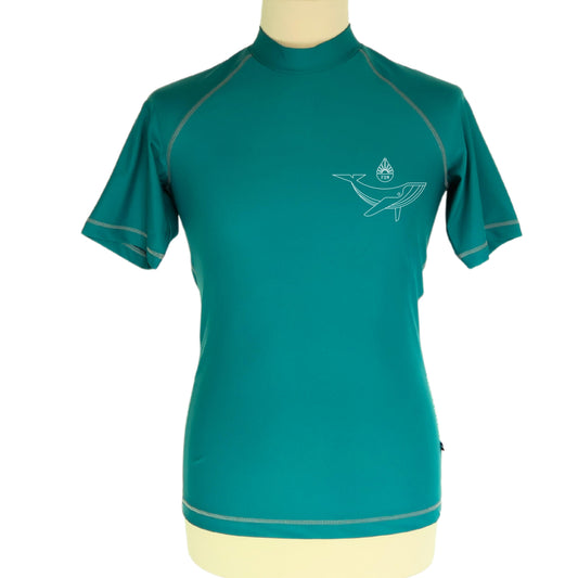 rashguard lycra anti-uv homme manches courtes vert certifié UPF50+ sans additif chimique Made in France à partir de filets de pêche recyclés et autres déchets marins ECONYL fabriqué en France durable écolo, top, maillot, tee-shirt vert baleine